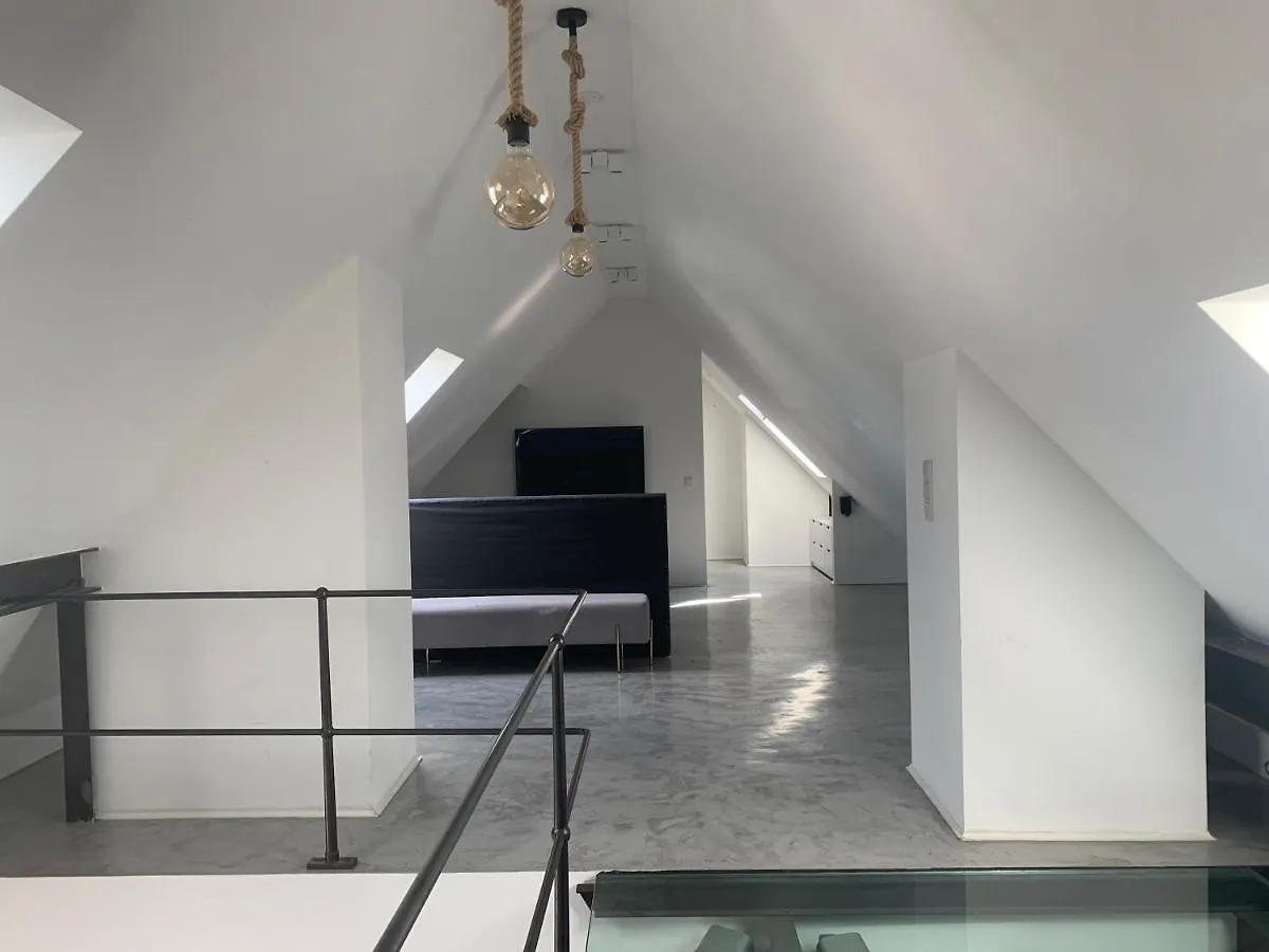 Schoene Dachgeschoss-Maisonette Wohnung Monaco di Baviera Germania