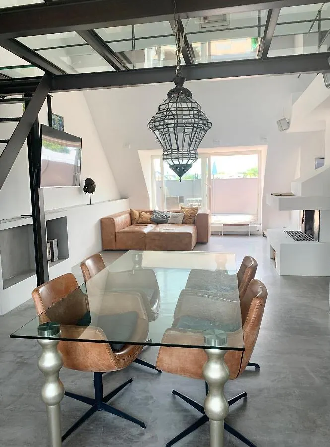 Schoene Dachgeschoss-Maisonette Wohnung Monaco di Baviera