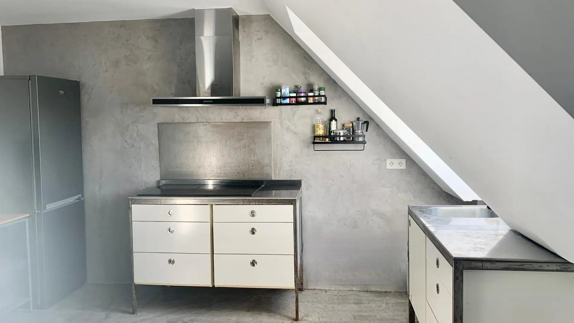 Schoene Dachgeschoss-Maisonette Wohnung Monaco di Baviera